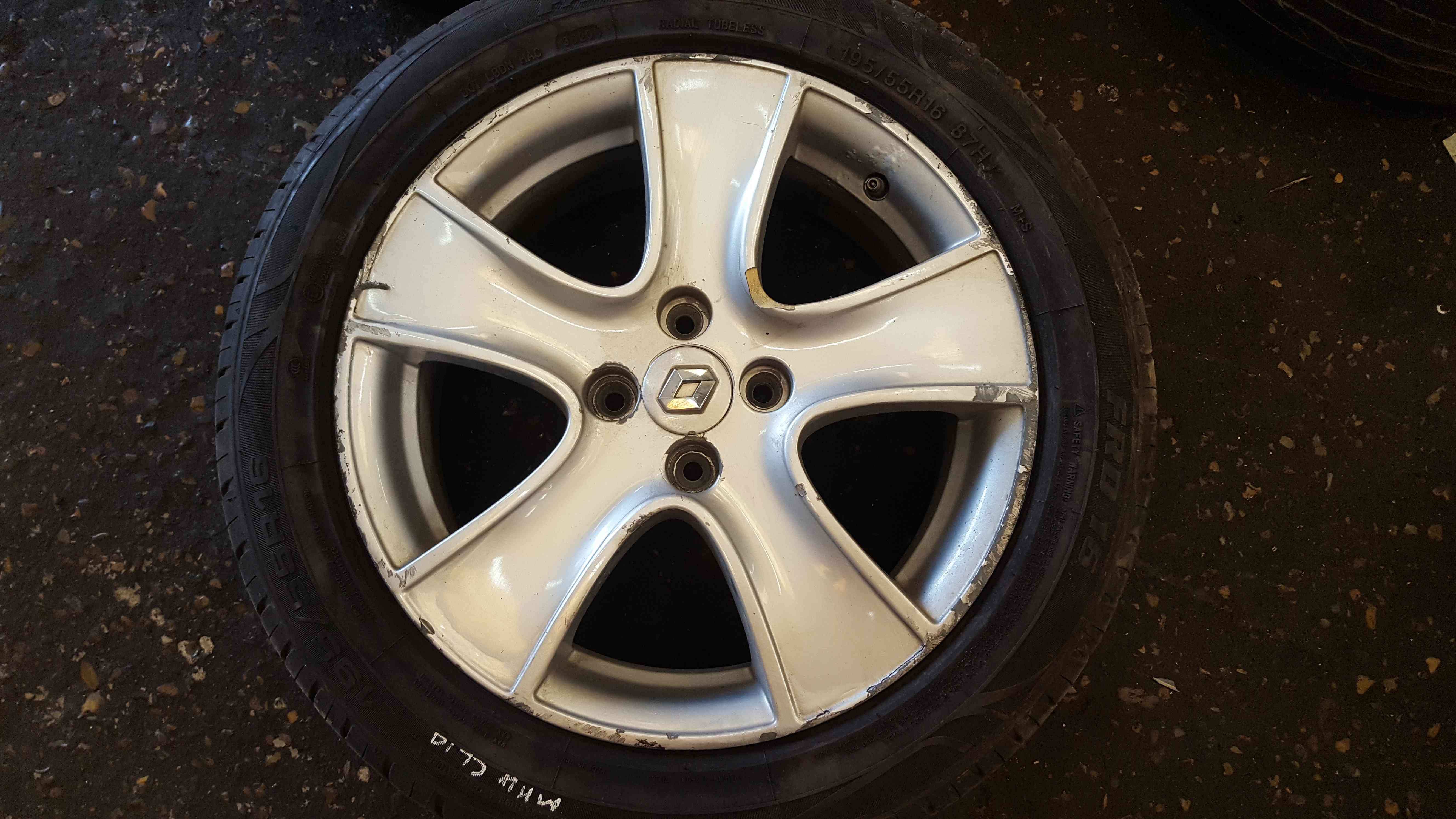 Renault Clio Mk4 2013 2015 Passion Alloy Wheel Tyre 195 55 16 7mm 25 Store Renault Breakers 0112