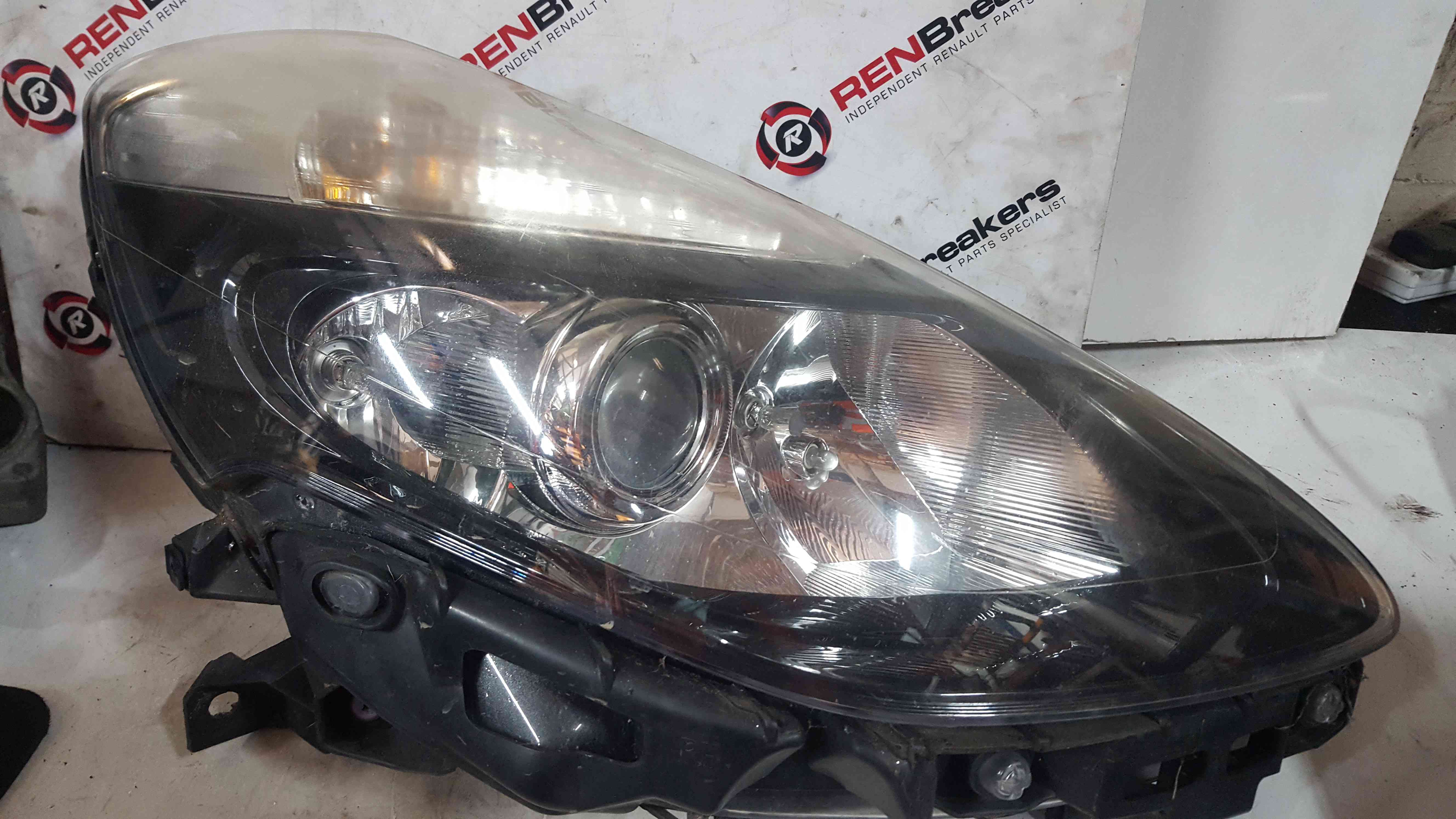 Renault Clio MK3 GT 2009-2012 Drivers OSF Front Headlight black